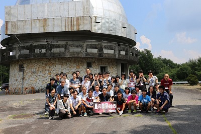 望遠鏡ドームの前で集合写真